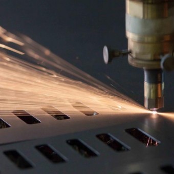 Process of industrial laser cutting of sheet metall